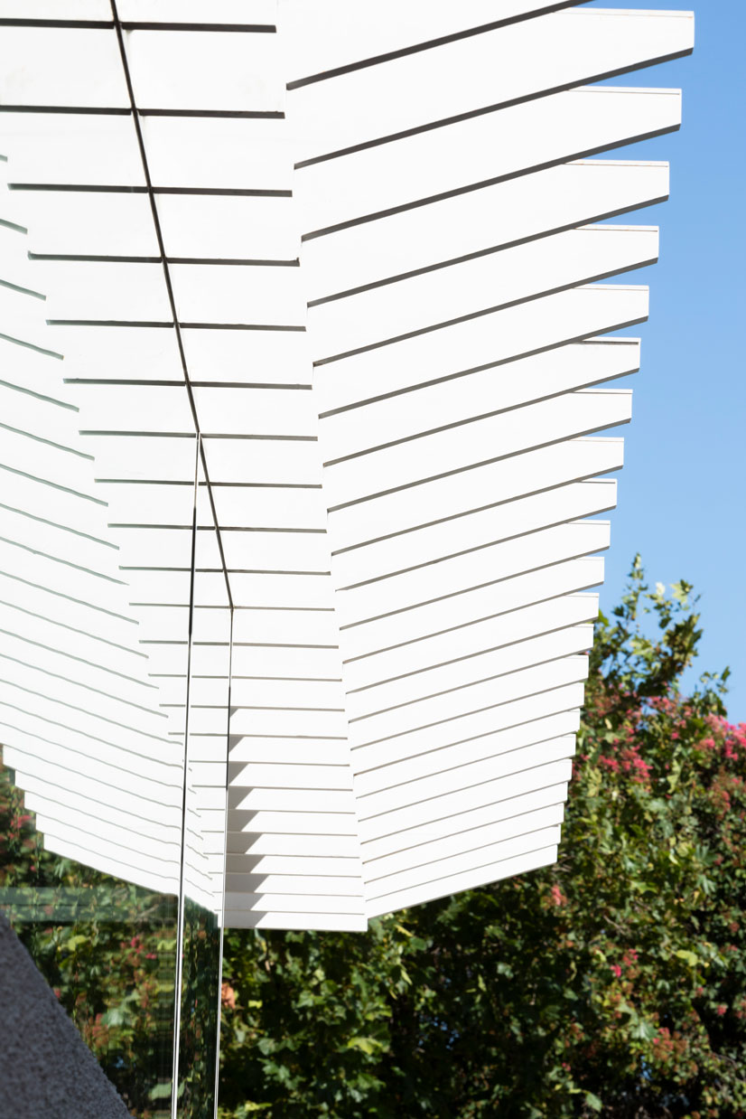 The white timber detail on the new addition references timberwork on the heritage renovation and splays out to the garden like a Japanese roofline. 